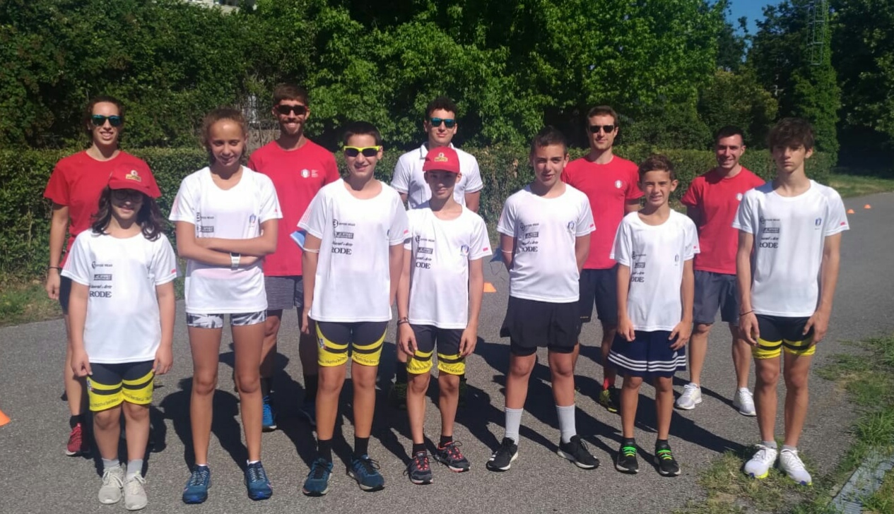 Gli atleti del progetto giovani con Simone Ripamonti, Furio Agradi, Fabio Pelucchi, Andrea Arosio e Valeria Pagani