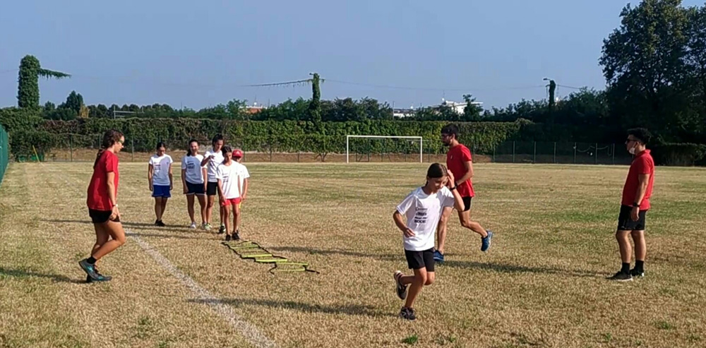 Gli atleti del progetto giovani con Simone Ripamonti, Furio Agradi, Fabio Pelucchi, Andrea Arosio e Valeria Pagani