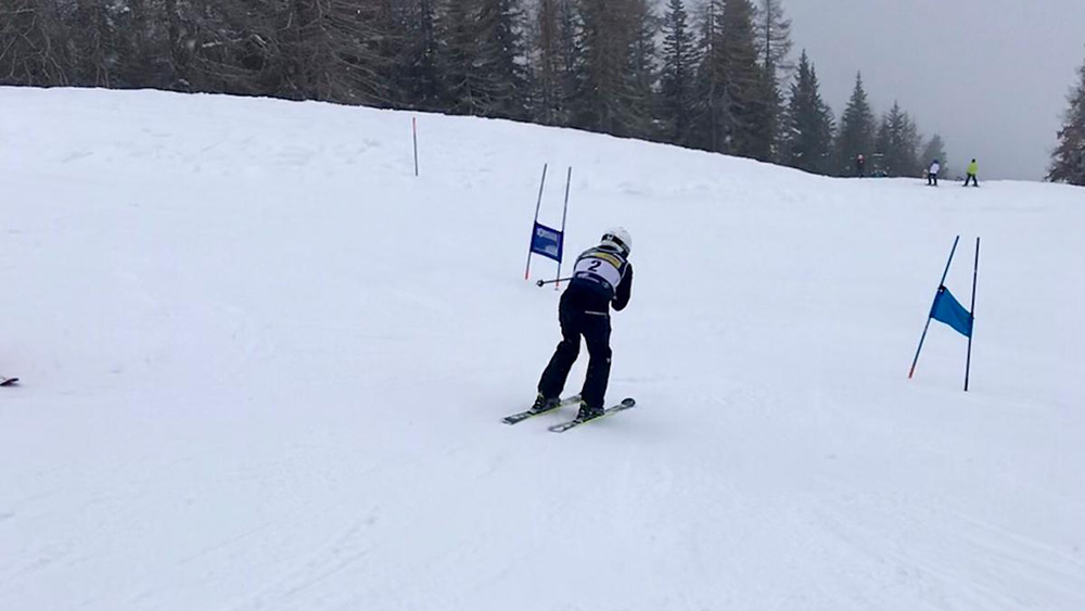 Foto di un atleta impegnato nello slalom gigante